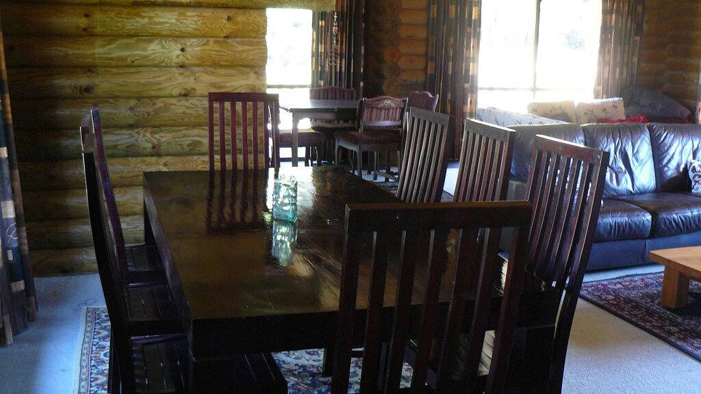 Spacious log chalet with free Wifi, great for a few families in Hurunui District