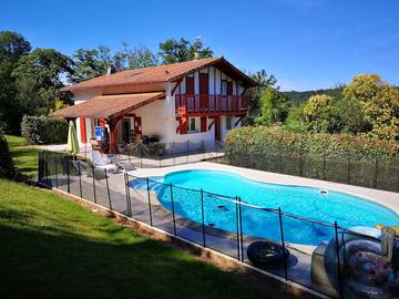 Gîte pour 8 personnes, avec jardin ainsi que piscine et terrasse à Larressore