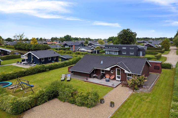 Ferienhaus für 8 Personen, mit Whirlpool und Terrasse sowie Garten und Sauna in Pøt Strandby