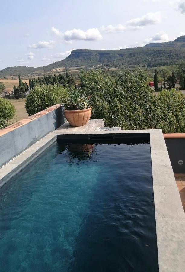 Location de vacances pour 5 personnes, avec vue ainsi que jardin et piscine à Serviès-en-Val