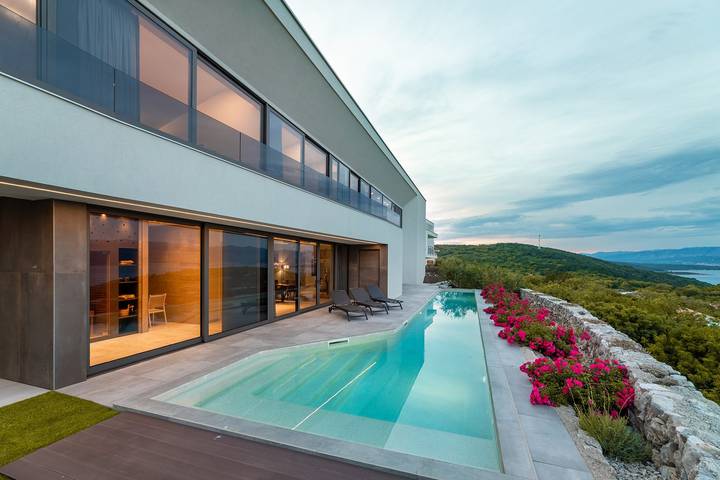 Dom wakacyjny dla 8 osób, z ogród i widok na ocean oraz basen i sauna, zwierzęta dozwolone w Vrbnik