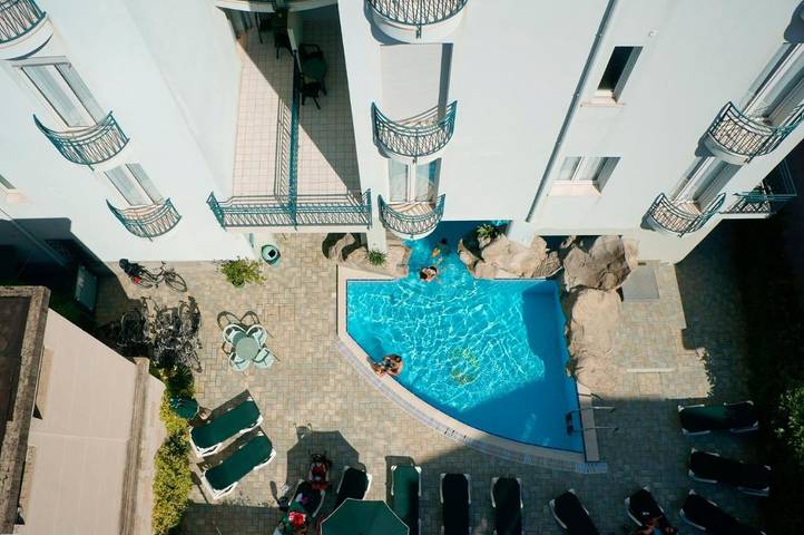 Appart’hôtel pour 4 personnes, avec Balcon et Terrasse ainsi que Jacuzzi et Piscine à Cattolica