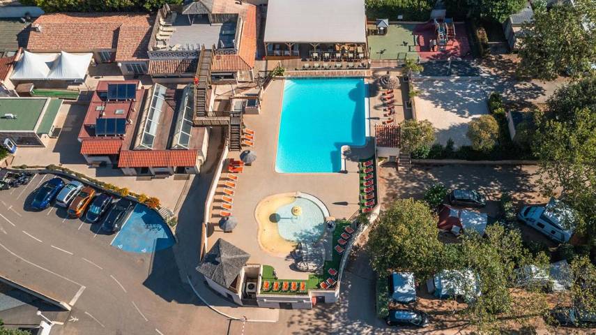 Camping pour 4 personnes, avec bassin pour enfant et piscine ainsi que jacuzzi et terrasse
