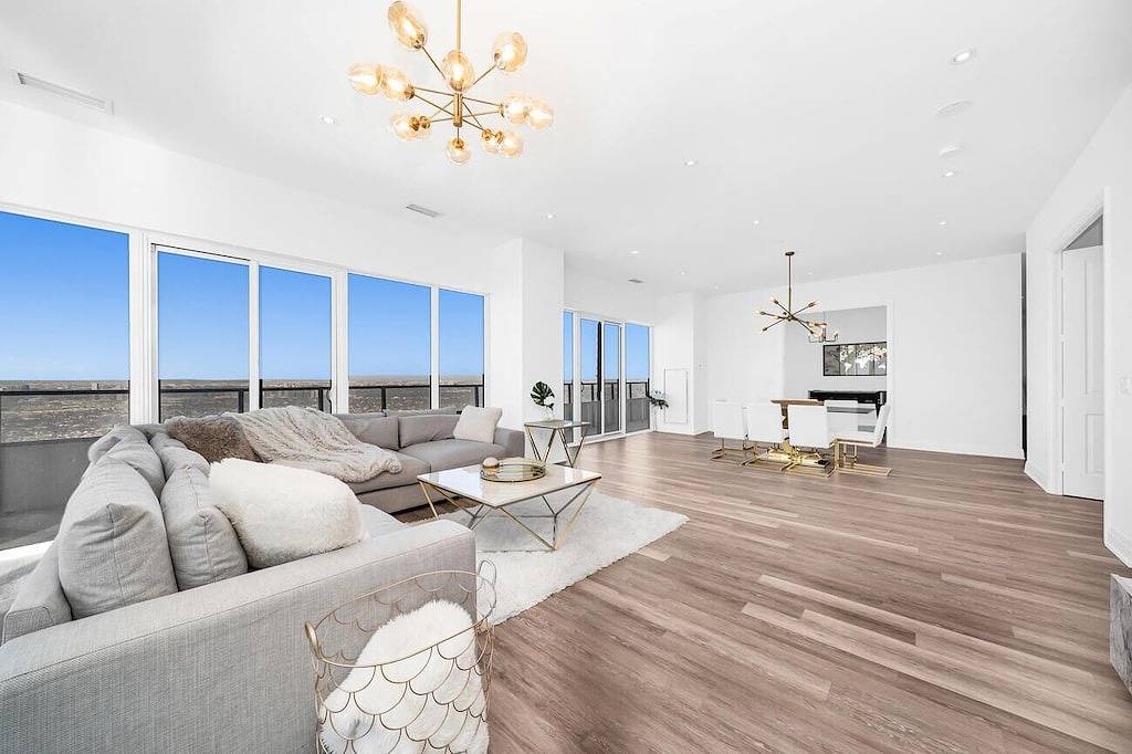 Ganze Wohnung, Luxury Penthouse Suite in Etobicoke, Toronto