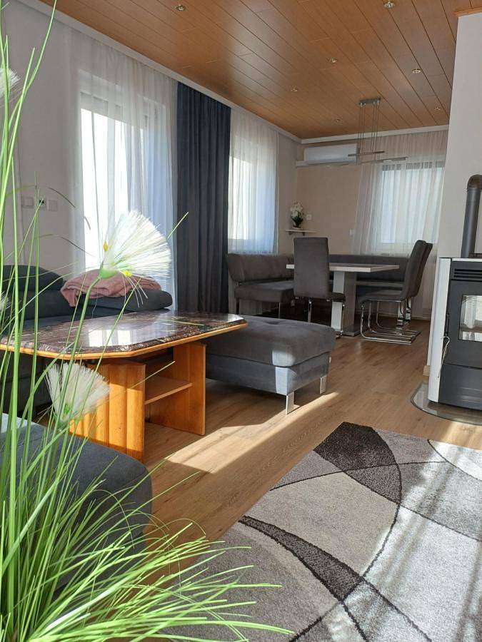Ferienhaus für 10 Personen, mit Pool und Terrasse sowie Ausblick, kinderfreundlich