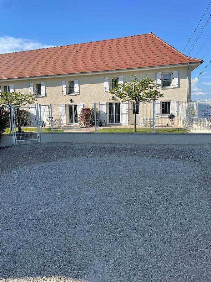 Gîte pour 2 personnes, avec Terrasse ainsi que Jardin et Vue à Pressins