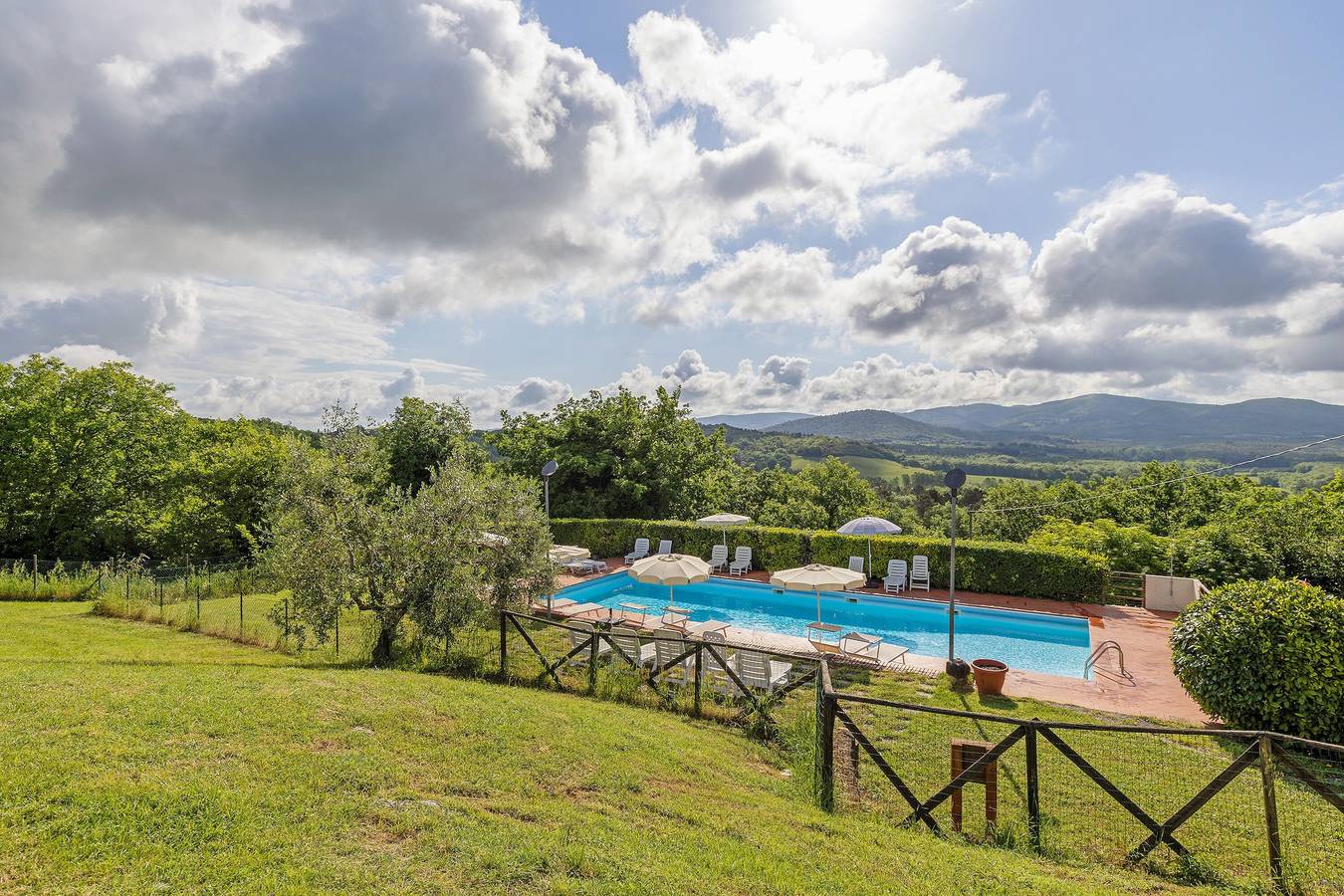 Petite maison "Nel Verde Con Jacuzzi" avec piscine et jardin partagés in Colle di Val d'Elsa, Province de Sienne
