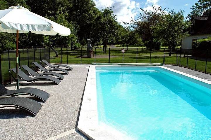 Gîte pour 2 personnes, avec terrasse ainsi que jardin et piscine à Vallières-les-Grandes - 4