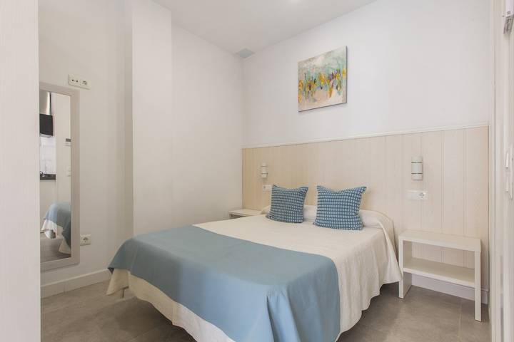 Gehele studio, Appartement 'Mendoza Loft Málaga' met Wi-Fi en airconditioning in Carretera de Cádiz, Malaga