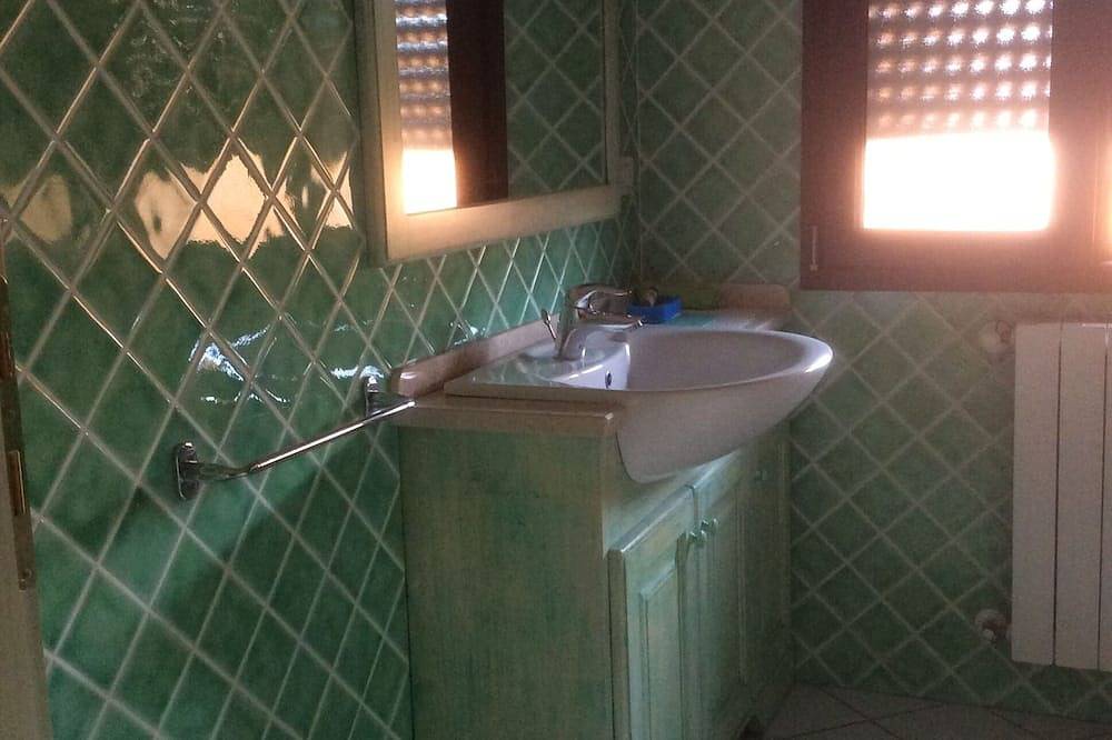 Entire apartment, Large two-room apartment on the first floor, with balcony and bathroom. in Cabras, Stagno di Càbras