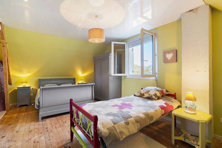 Family Guest Room L'Orée Du Bois with Pool, Terrace and Wi-Fi in Montpon-Ménestérol, Périgord Blanc