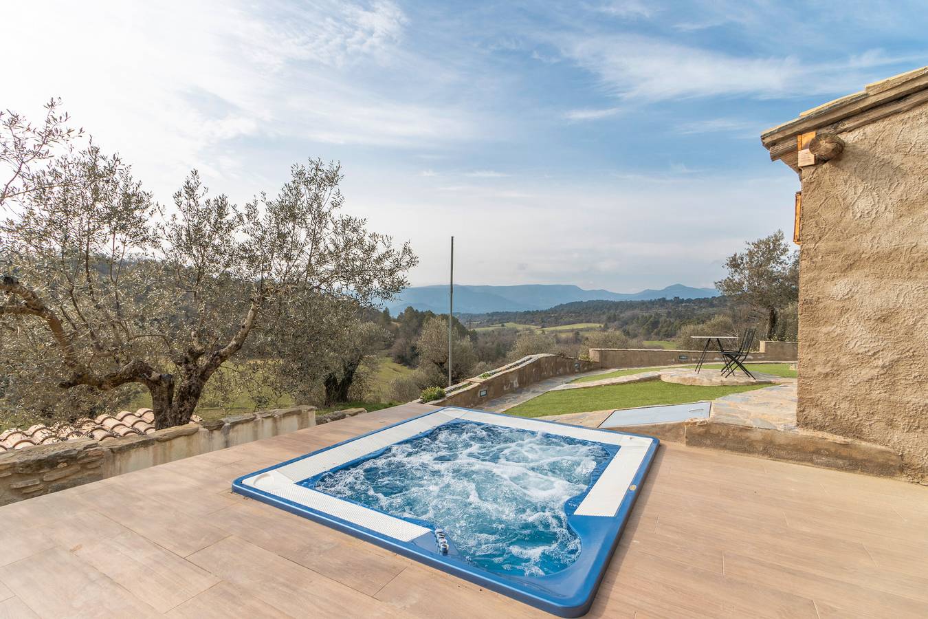 Entire apartment, Apartment 'La Viña' with Mountain Views, Wi-Fi and Air Conditioning in Graus, Spanish Pyrenees