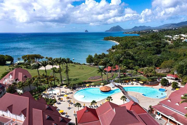 Appart’hôtel pour 3 personnes, avec jardin et bassin pour enfant ainsi que piscine et vue