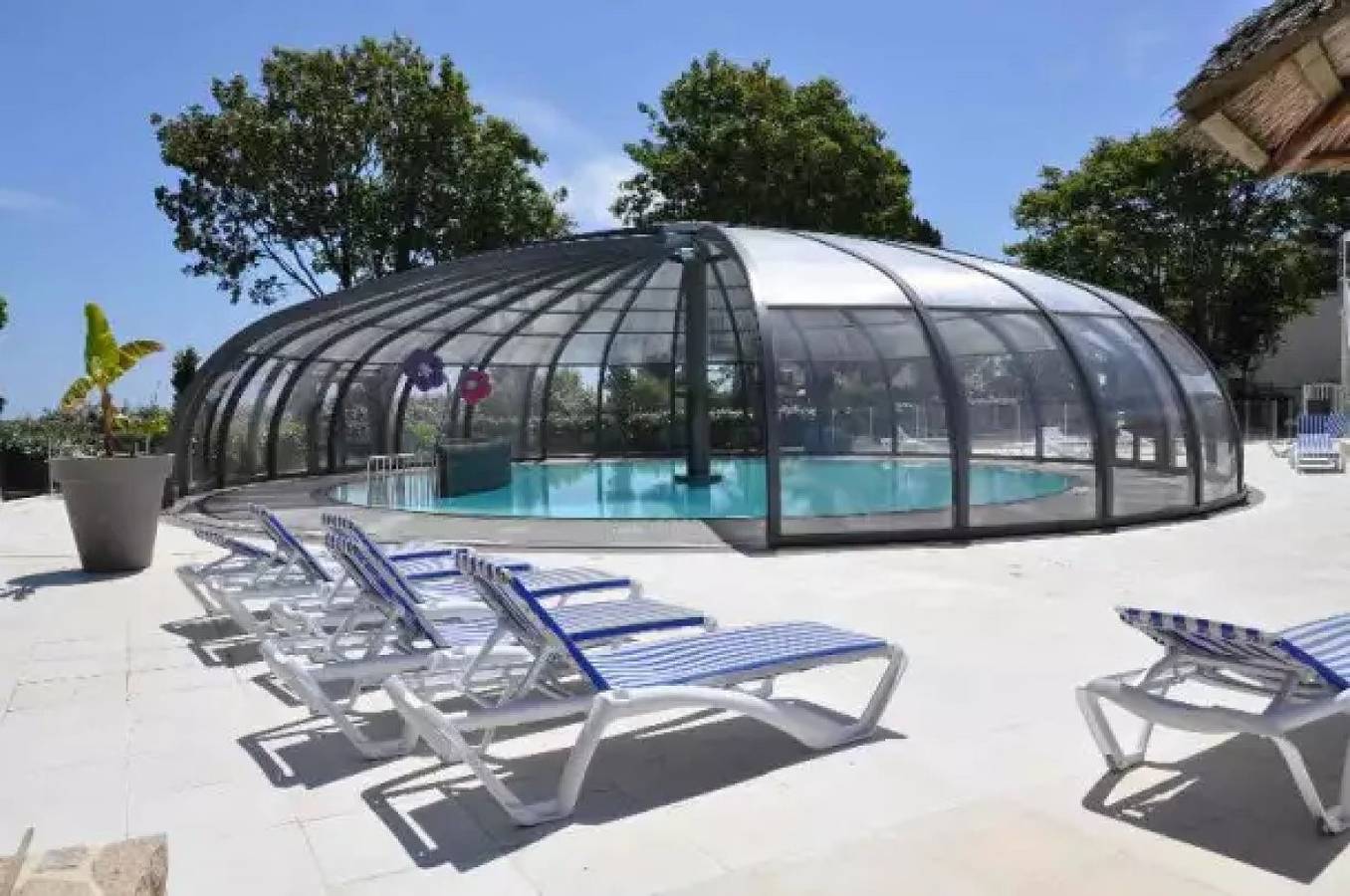 Zecamping 4 étoiles 200m plage piscine couverte locatif Tv Lv Bbq 32m2 in Raguenes, Névez