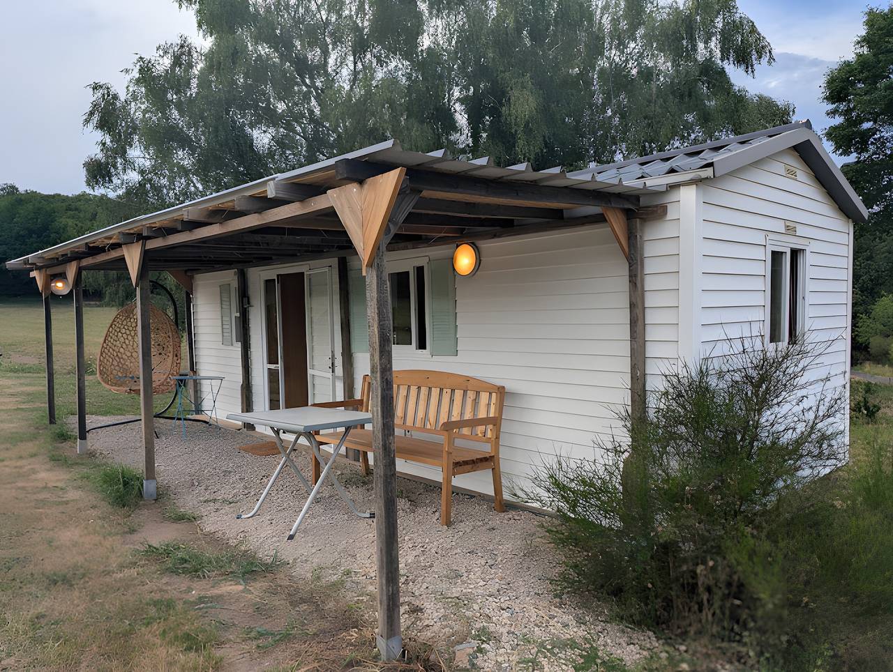 Mobil-home « À l’étang » avec vue sur le lac et jardin privé in Naves, Région de Tulle