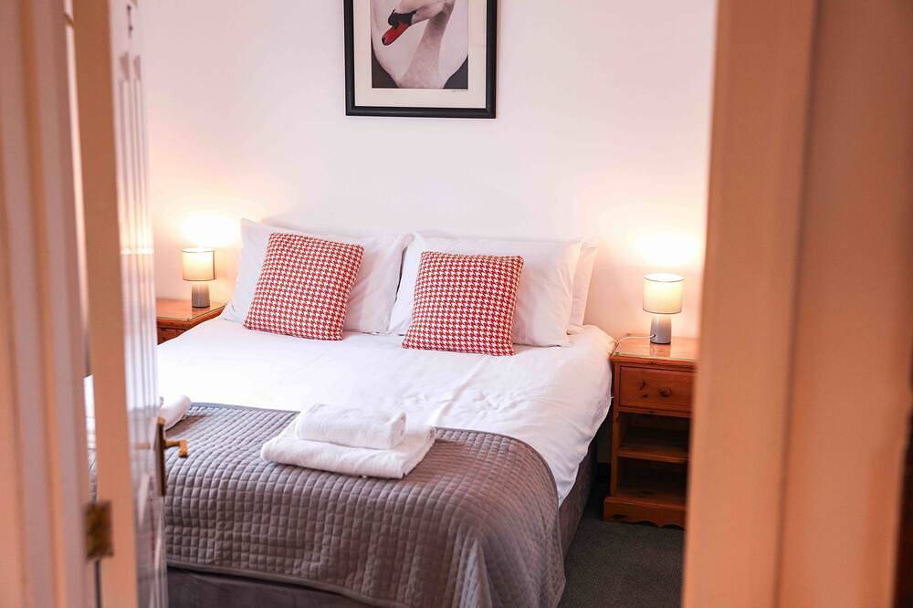 Pet friendly lakeside cottage with private hot tub, onsite golf course & cafe in Bedford