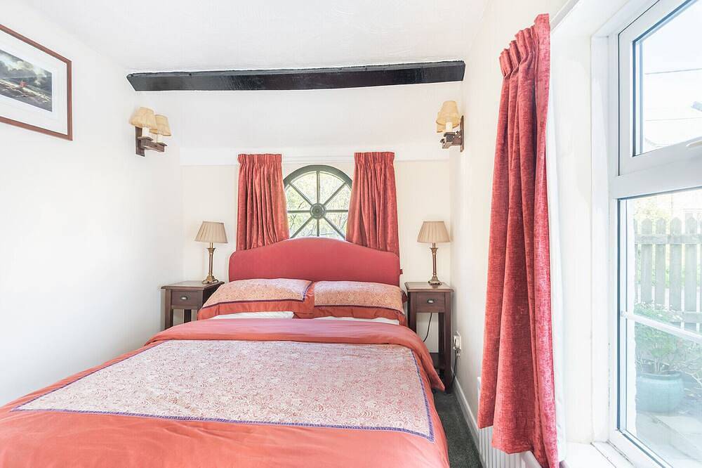 Clovelly Cottage, Crantock, near sandy beaches in Crantock, Cornwall