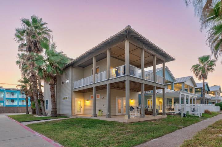 Vacation home for 10 people, with pool and balcony, kid friendly in Port Aransas