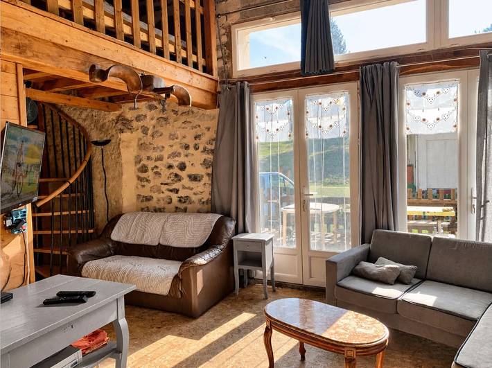 Location de vacances pour 7 personnes, avec terrasse et jardin dans La Croix de Bauzon