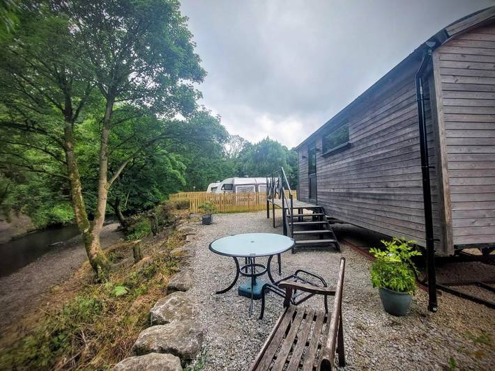 Glamping for 2 people, with garden and view as well as terrace, with pets in Peak District