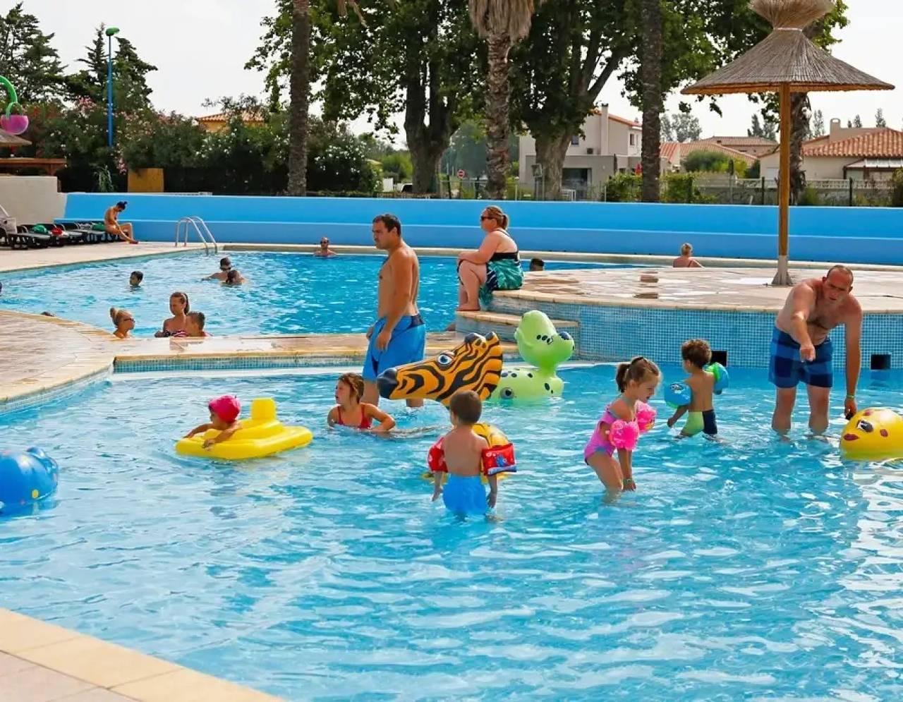 Zecamping 3 étoiles animé piscine chauffée mobil-home Tv Bbq 31m2 in Argentonnay, Deux-Sèvres