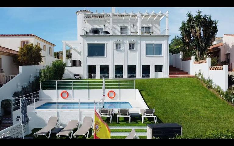 Villa for 14 people, with Balcony and Terrace as well as Garden and Pool in Benalmádena