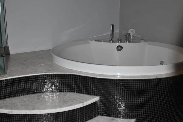 Ferienwohnung für 2 Personen, mit Whirlpool und Balkon in Turin - 4