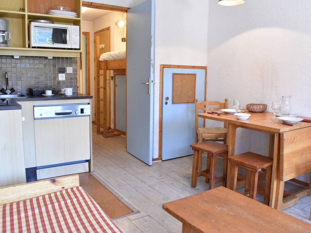 Entire apartment, Cozy 2-Room Apartment for 4, Near Slopes and Shops, Free Shuttle, Meribel in Les Allues, Les Trois Vallées