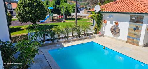 Gîte pour 4 personnes, avec jardin et vue sur le lac ainsi que vue et piscine dans Refóios do Lima