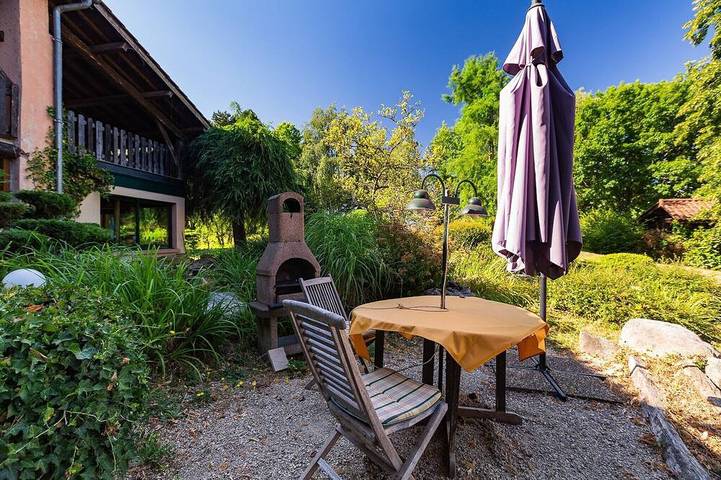 Location de vacances pour 4 personnes, avec balcon ainsi que jardin et piscine, animaux acceptés à Saint-Vérand