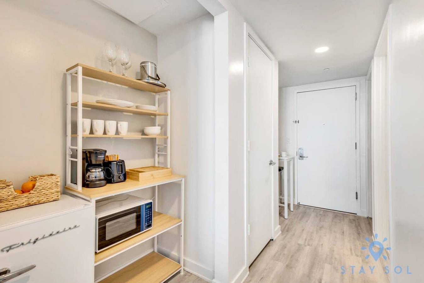 Entire studio, Modern Resort Apartment with Balcony Pool Gym in Hallandale Beach, Broward County