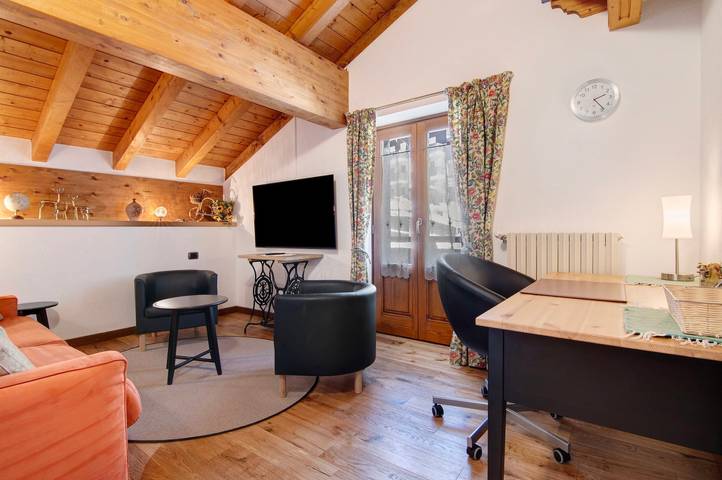 Apartamento entero, Apartamento vacacional 'Ginepro Casa Vacanze' cerca de las pistas con jardín, 2 balcones y Wi-Fi in Madesimo (Village), Madesimo