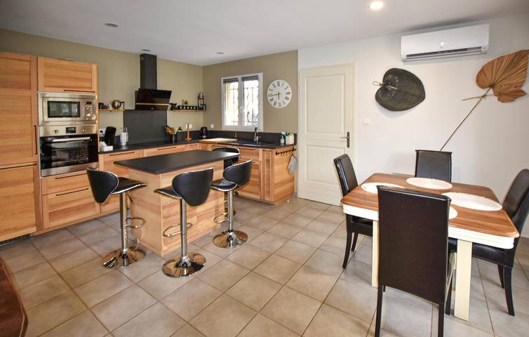 Acogedor apartamento Mazan con piscina y aparcamiento in Mazan, Parque natural regional del Mont Ventoux