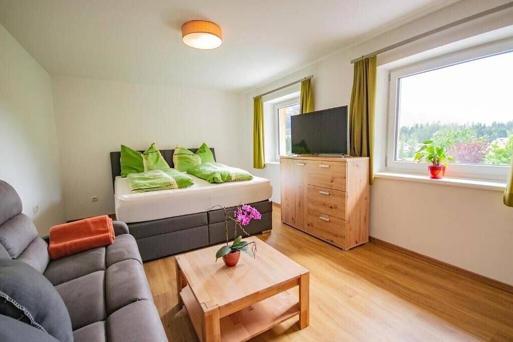 Ganze Wohnung, Fewo Cafe Max 2 mit Balkon 55 m2 in Stubaier Alpen, Trins