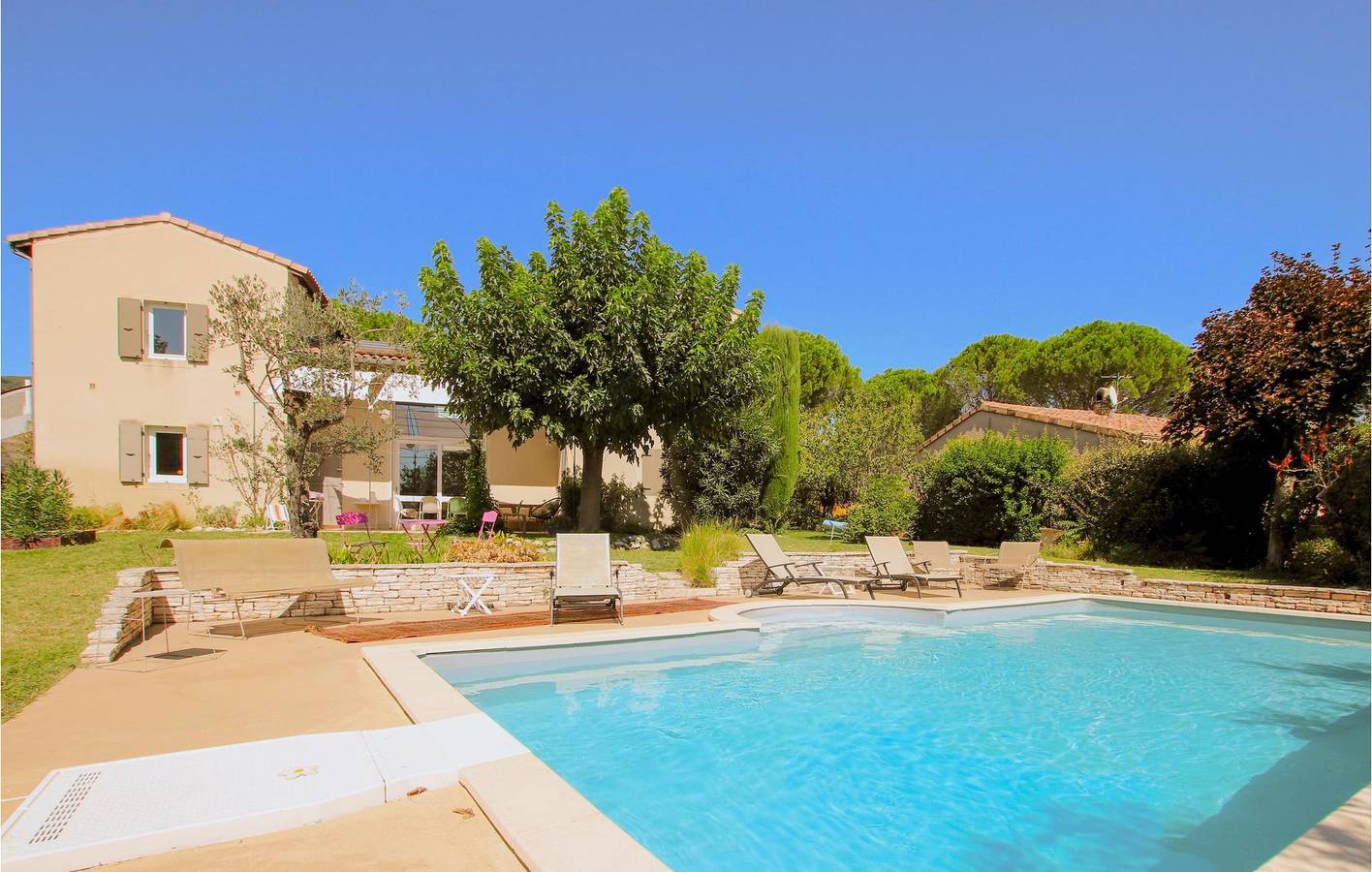 Appartement La Laupie : piscine, jardin, parking et WiFi in Sauzet, Région de nyons
