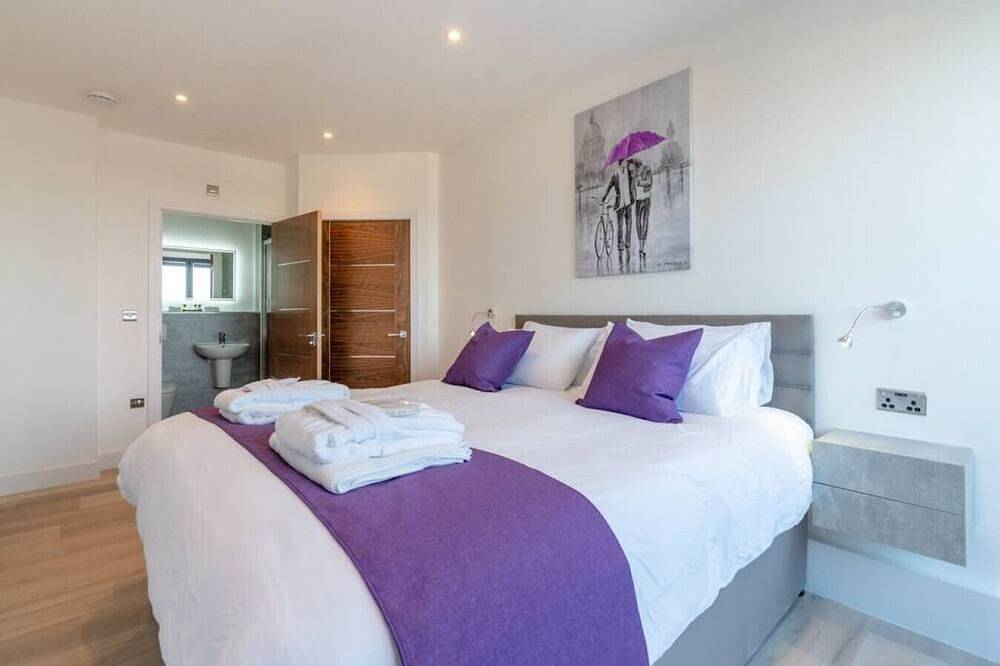 Entire apartment, Town Centre Penthouse with Hot Tub  22 in Cheltenham, Gloucestershire