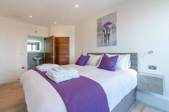Entire apartment, Town Centre Penthouse with Hot Tub  22 in Cheltenham, Gloucestershire