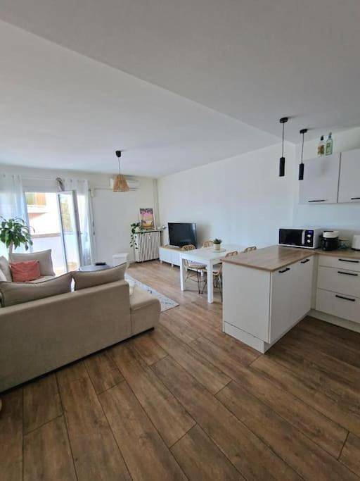 Gîte pour 4 personnes, avec balcon dans Gare De Hyeres