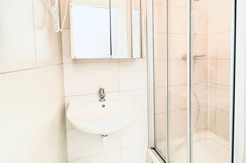 Ganze Wohnung, Cozy Private Room | Shared Flat Near Fac Platz in Floridsdorf, Wien