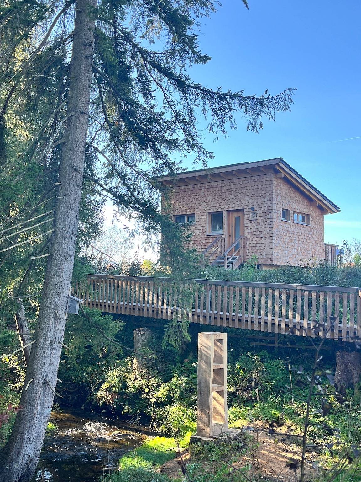 Wald ist Zukunft [Baumhaus Biene] in Bernbeuren, Romantische Straße