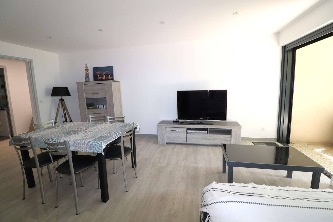 Entire holiday apartment, 3 rooms 7 beds garden level 100m beach Air conditioning parking in Le Grau-du-Roi, Côte d'Améthyste