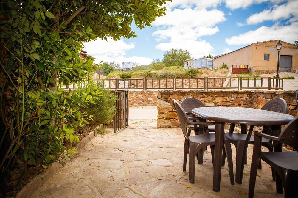 In the Maillo house you can enjoy a terrace with barbecue and a front patio in Horcajuelo de la Sierra, Madrid Province