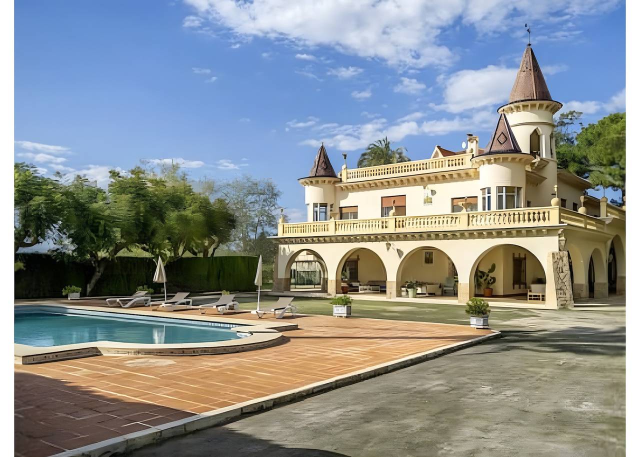 Villa 'El Palacete' with Mountain View, Private Pool and Wi-Fi in Dénia, Costa Blanca