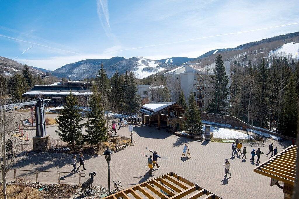 Ganze Wohnung, Heart of Lionshead + Free Parking - Rooftop Hot Tub - Renovated Condo in Vail Ski Resort, Vail