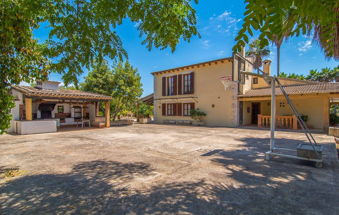 Ultimate Vacation Oasis with Pool and Kitchen in Llubí, Majorca Center