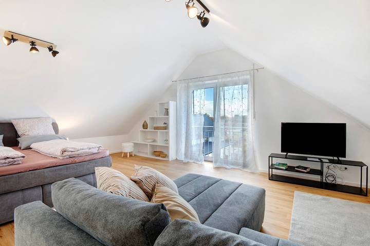 Entire apartment, Attic Studio on the Danube Cycle Path with Mountain View, Balcony, and Wi-Fi in Tegernheim, Eastern Bavaria