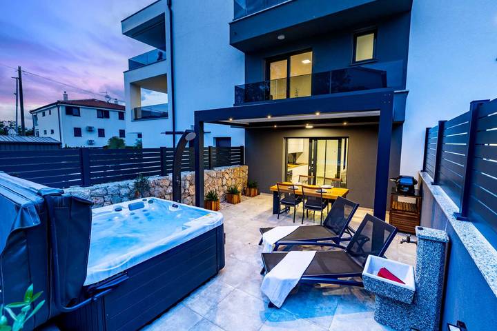 Ferienwohnung für 4 Personen, mit Balkon/Terrasse und Terrasse sowie Whirlpool und Garten in Vantacici