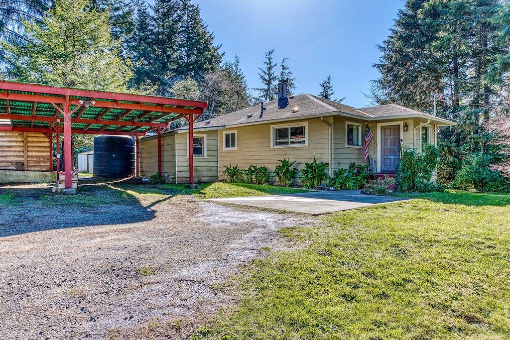 Delightful home near the beach with private deck, firepit in Barview, Coos County