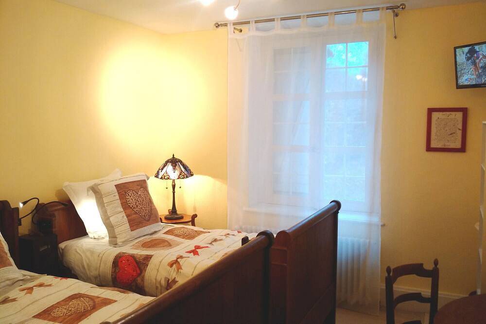 Family suite at Priory with park access and spacious rooms in Aydoilles, Épinal e dintorni