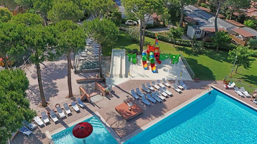 Bungalow per 2 persone, con Terrazza e Giardino nonché Piscina a Marina di Bibbona